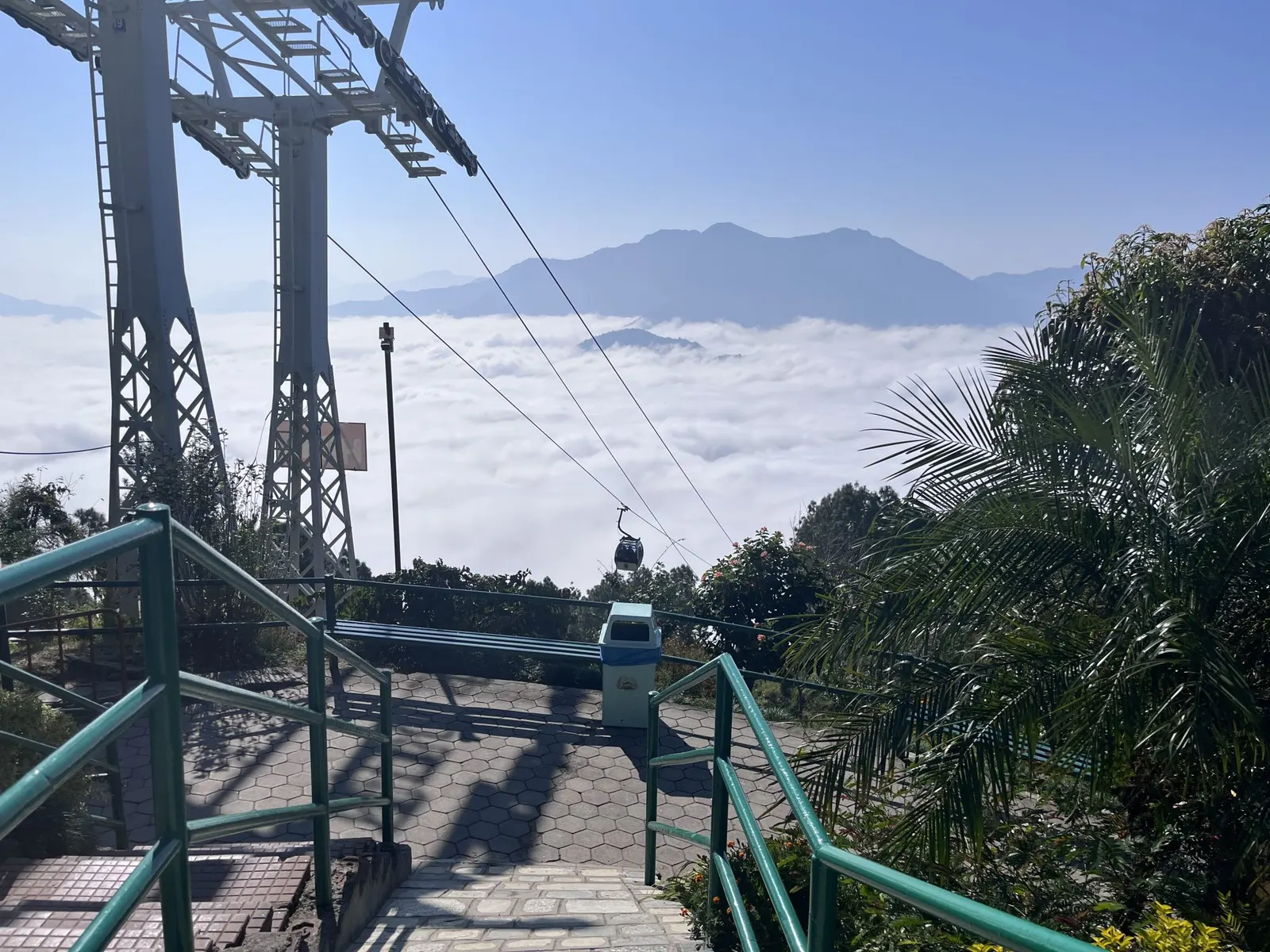 雲海を背に山の上を進むロープウェイ
