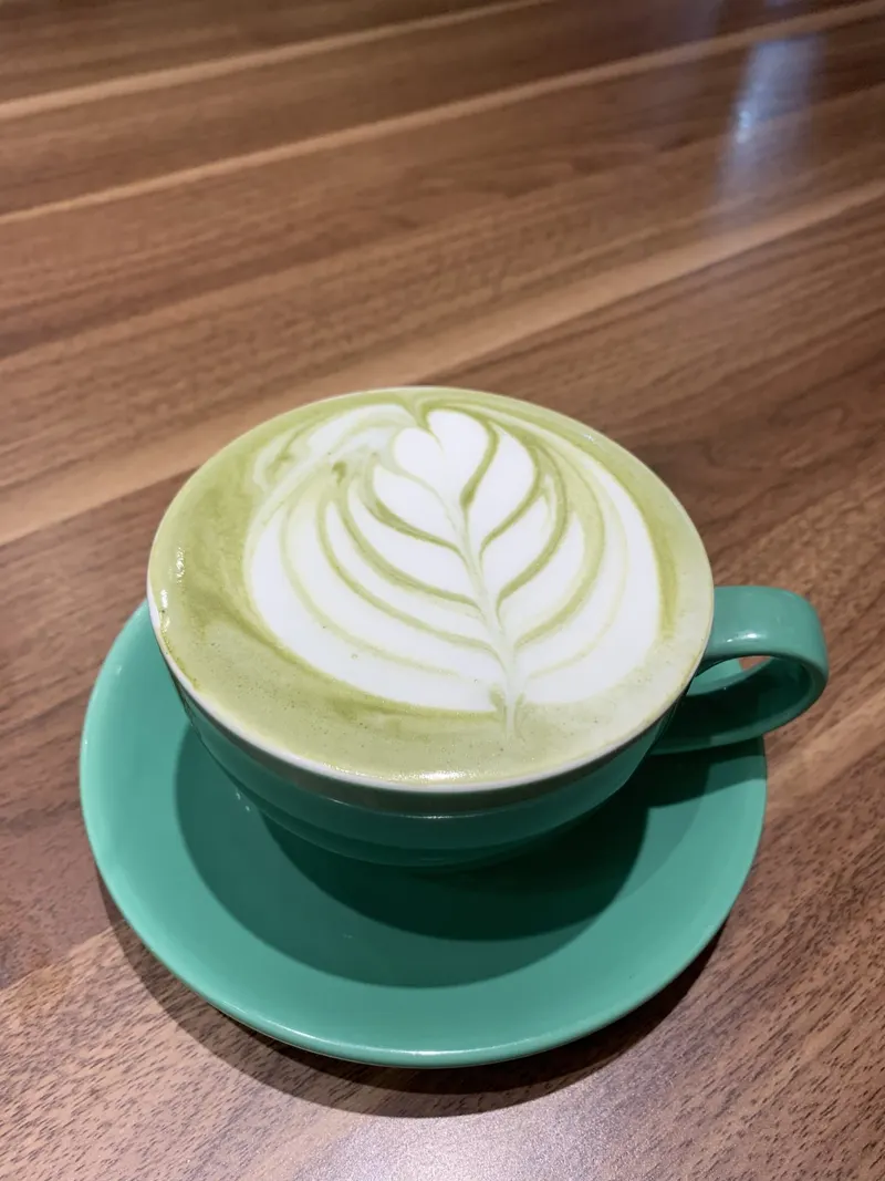 ラテアートを描いた抹茶ラテ