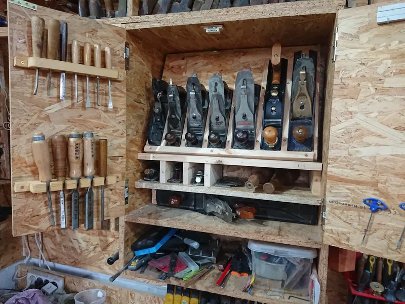 木工道具が並ぶ棚